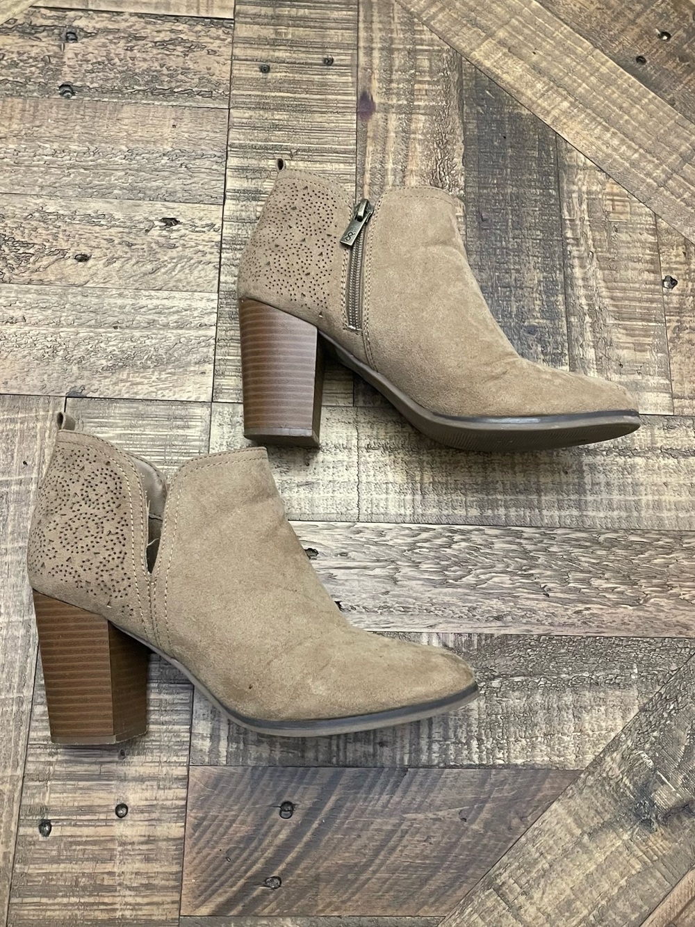 Parker and Sky taupe faux suede ankle boots size 8